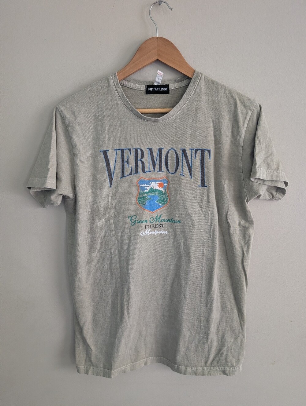 PrettyLittleThing Graphic Vermont Tshirt Size M